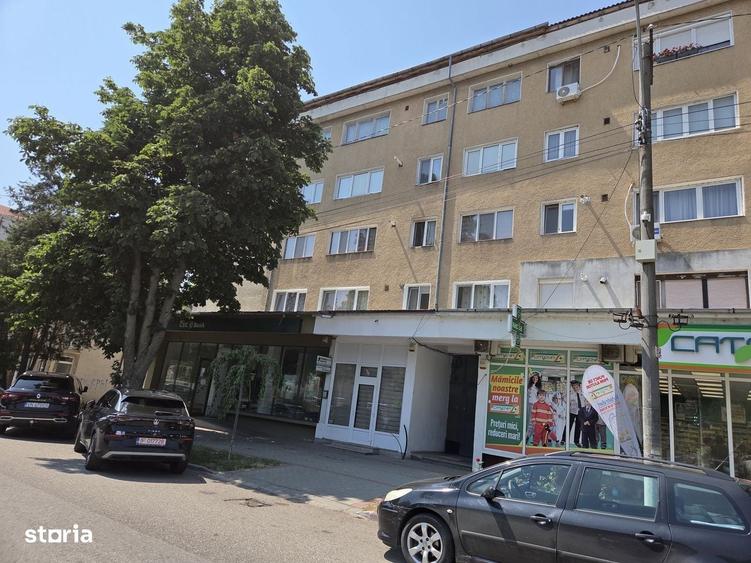 Apartament cu 4 camere semidecomandat în Central