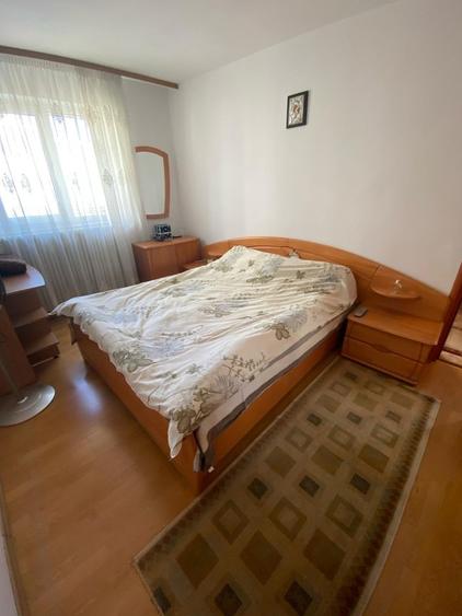Apartament cu 3 camere semidecomandat în Colentina