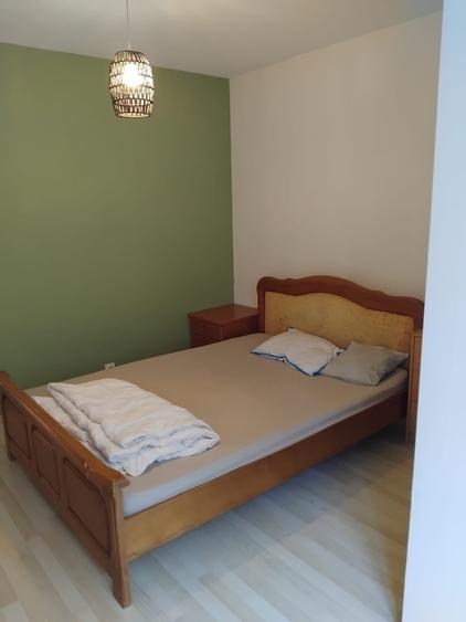 Apartament cu 3 camere semidecomandat în Plopilor