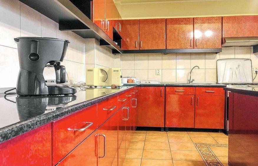 Casă individuală cu 19 camere cu Canalizare în Moieciu de Jos