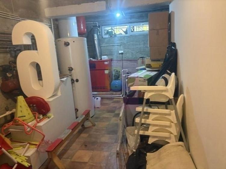 Casă cu 10 camere în Drumul Sării