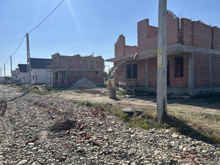 Casă cu 4 camere cu Teren 400 Mp în Geamăna