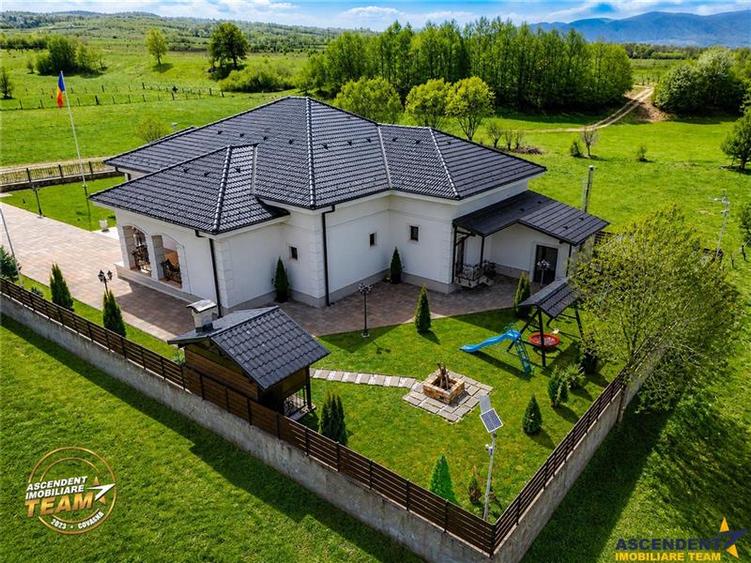 Casă cu 5 camere cu Teren 1250 Mp în Exterior Est