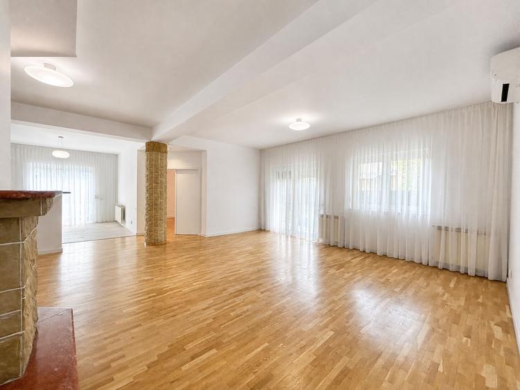 Casă individuală cu 8 camere cu Piscina în Iancu Nicolae