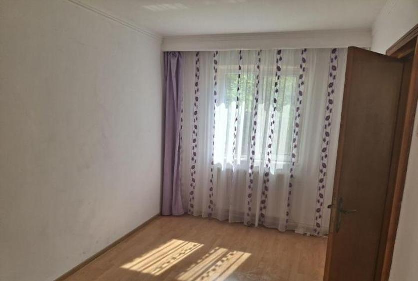Apartament cu 3 camere semidecomandat în Casa de Cultură
