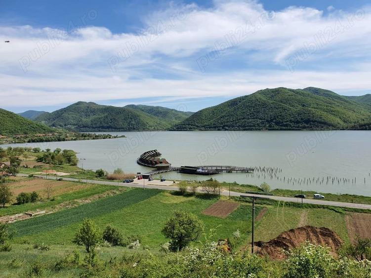 Teren de 3200 mp, în Berzasca
