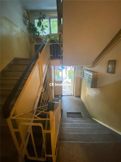 Apartament cu 3 camere semidecomandat, mobilat în Drumul Găzarului