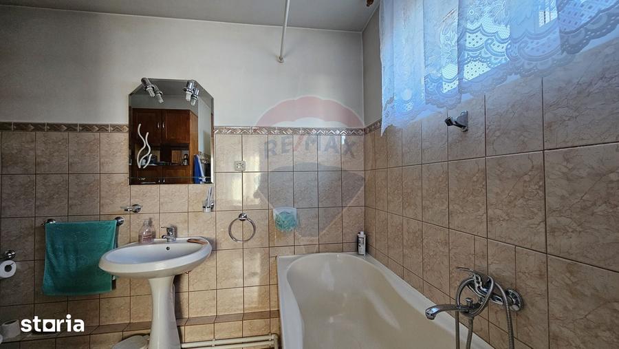 Casă cu 5 camere cu Teren 2078 Mp în Baia