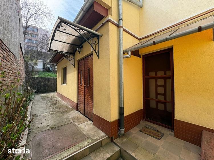Casă cu 6 camere cu Teren 670 Mp în Central