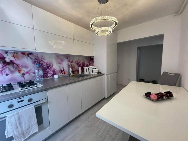 Apartament cu 3 camere decomandat în Casa de Cultură