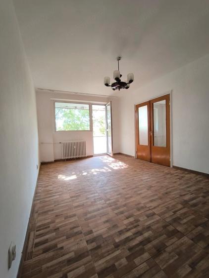 Apartament cu 3 camere decomandat în Valea Ialomiței