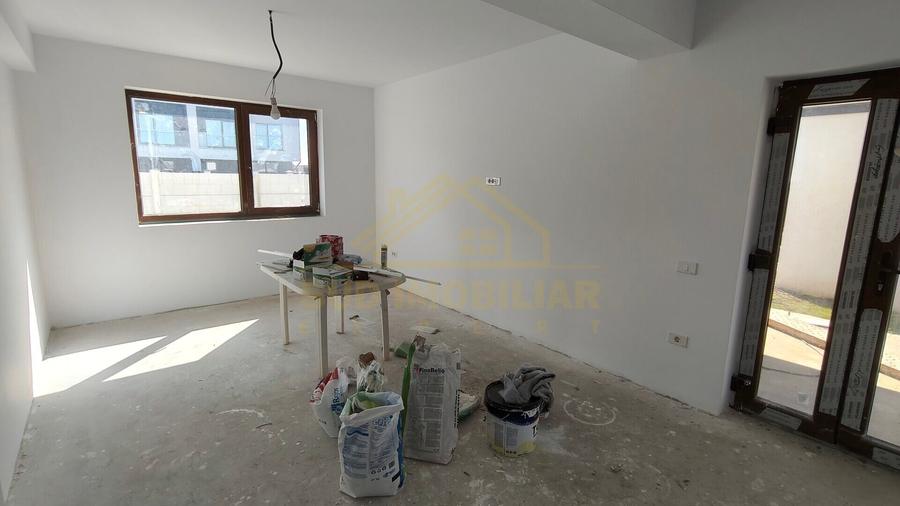 Casă individuală cu 5 camere cu Teren 492 Mp în Central