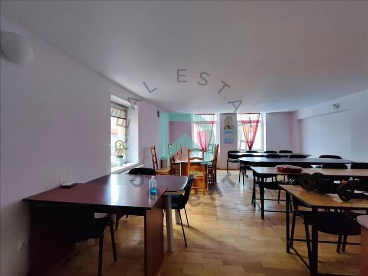 Apartament cu 5 camere semidecomandat în Brașovul Vechi