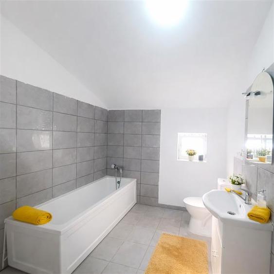 Casă individuală cu 5 camere cu Teren 300 Mp în Exterior Est