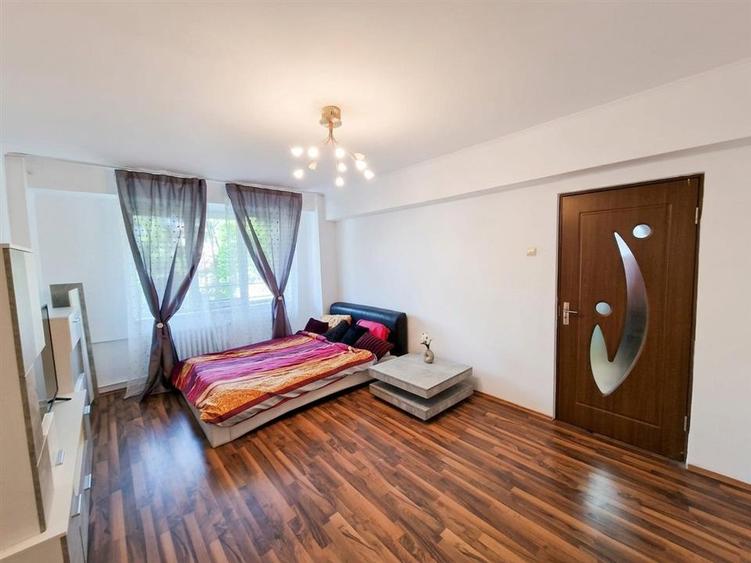 Apartament cu 3 camere semidecomandat în Cantemir