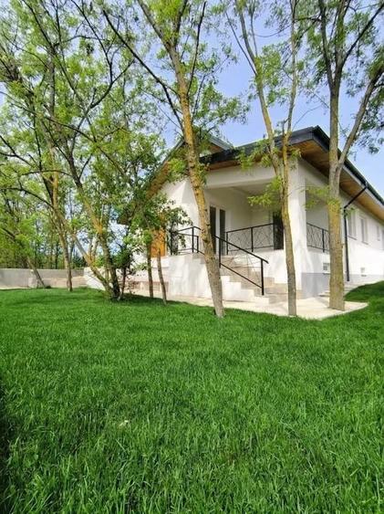 Casă cu 5 camere în Tâncăbești