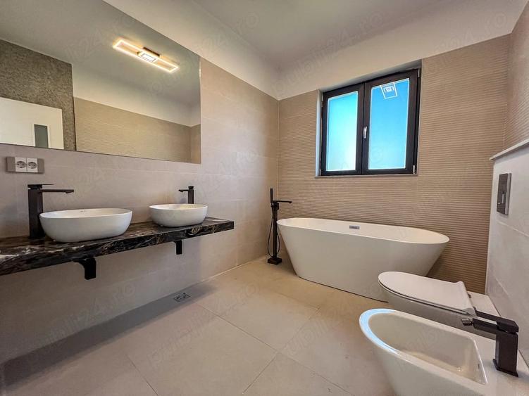Casă cu 9 camere cu Teren 475 Mp în Tamași