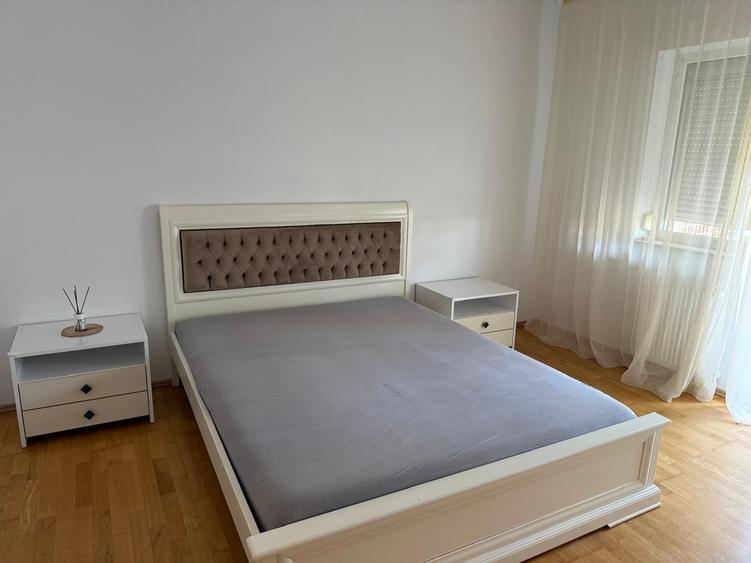Apartament cu 3 camere decomandat, mobilat în Barbu Văcărescu