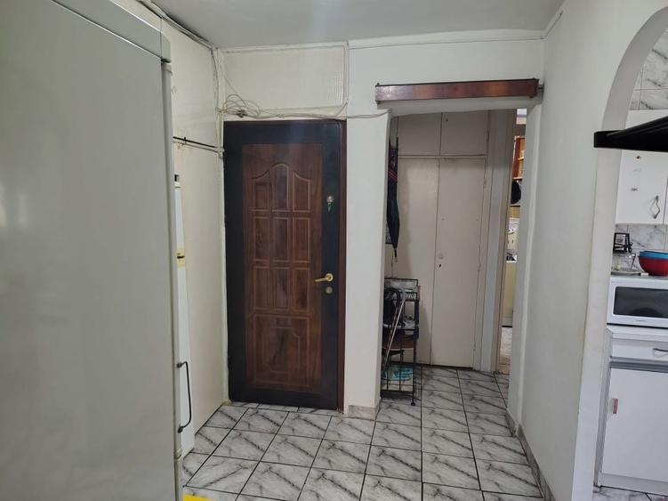 Apartament cu 3 camere semidecomandat în Ghencea