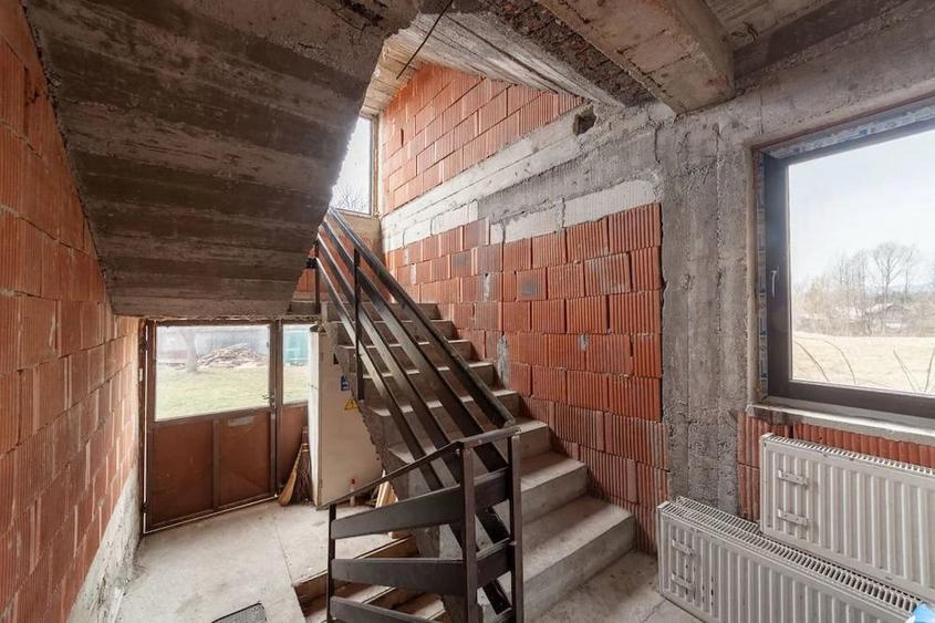 Casă cu Teren 4563 Mp în Bughea de Sus