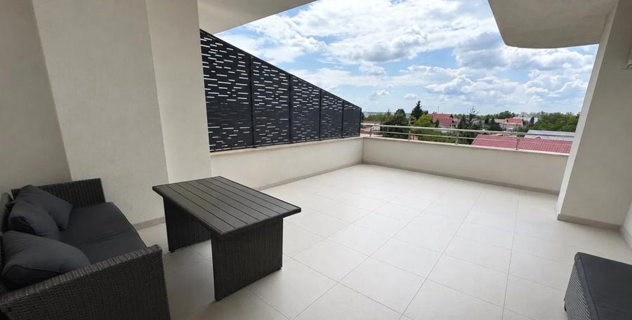 Apartament cu 3 camere semidecomandat, mobilat în Tunari