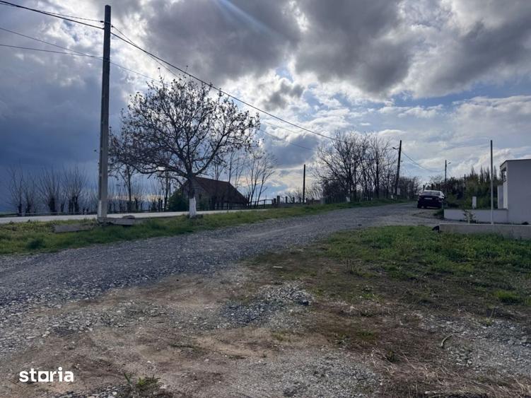 Teren de 2000 mp, în Roșia