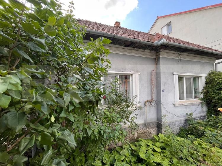 Casă individuală cu 3 camere cu Canalizare în Central
