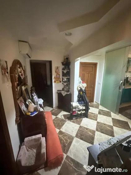 Apartament cu 4 camere decomandat, mobilat în Poarta 6