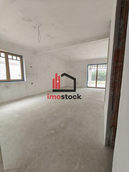 Duplex cu 4 camere cu Canalizare în Lunei