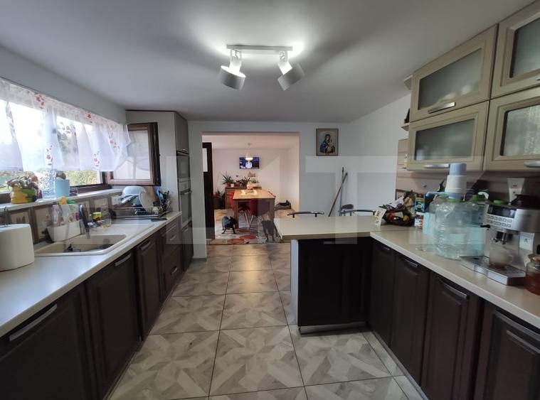Casă individuală cu 7 camere cu Canalizare în Dorolț