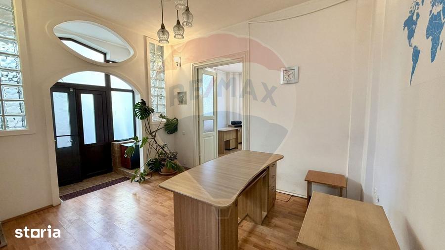 Casă cu 4 camere cu Teren 435 Mp în Piața Centrală