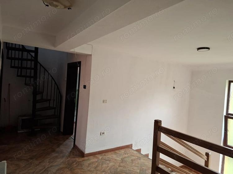 Casă cu 9 camere cu Teren 960 Mp în Bercu Roșu