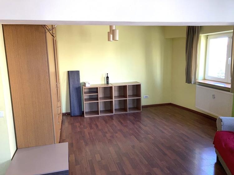 Apartament cu 4 camere decomandat în Victoriei