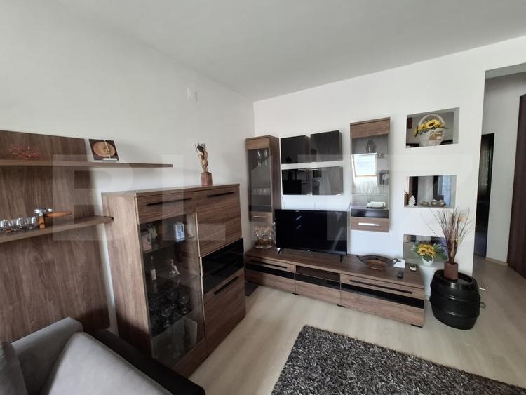 Apartament cu 3 camere semidecomandat, mobilat în Micro 16