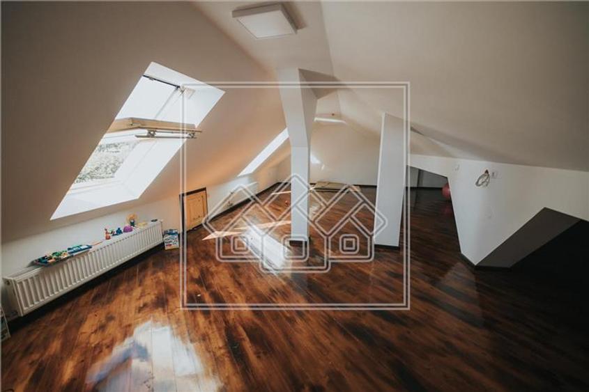 Casă individuală cu 7 camere cu Canalizare în Central