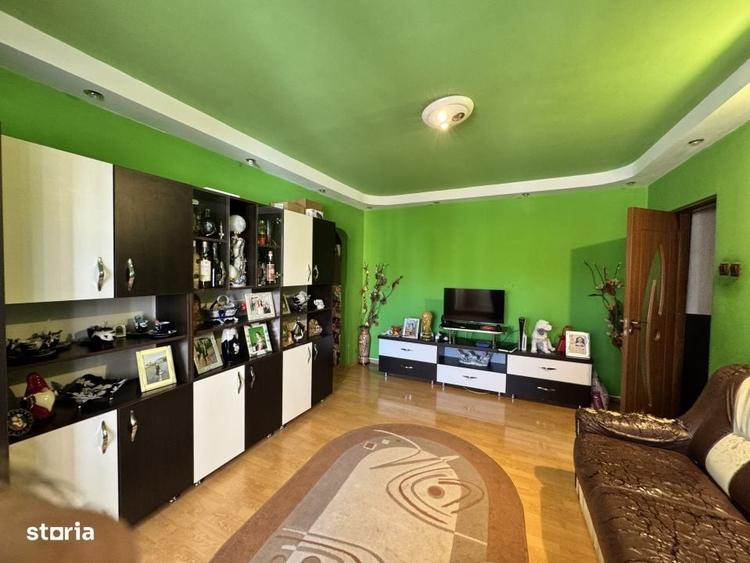 Apartament cu 3 camere semidecomandat în Craiovița Nouă