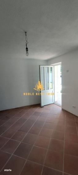 Casă cu 4 camere cu Teren 2500 Mp în Central