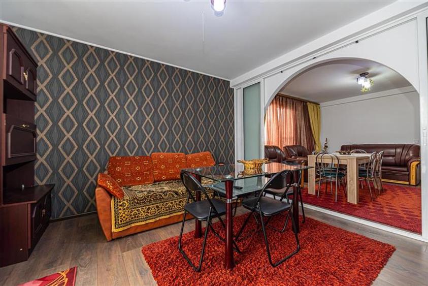 Apartament cu 3 camere decomandat, mobilat în Tractorul