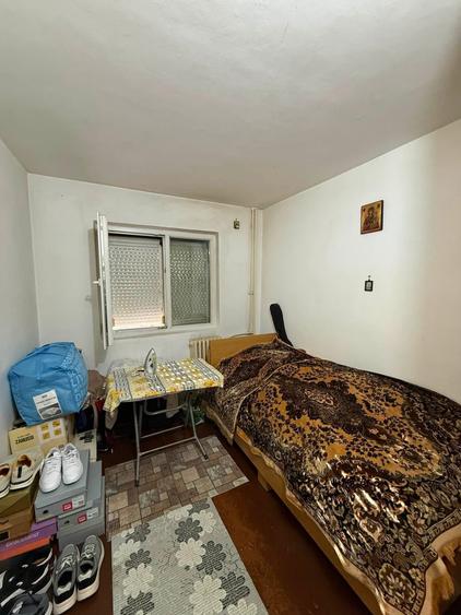 Apartament cu 4 camere semidecomandat în Rovine