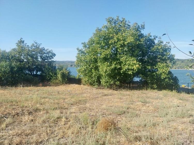 Teren de 700 mp, în Ostrovu Mare