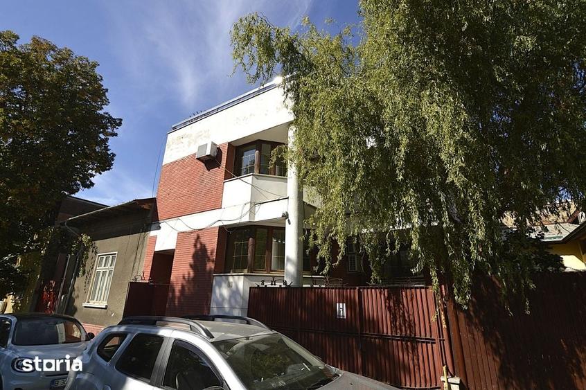 Casă cu 8 camere cu Teren 350 Mp în Gara de Nord