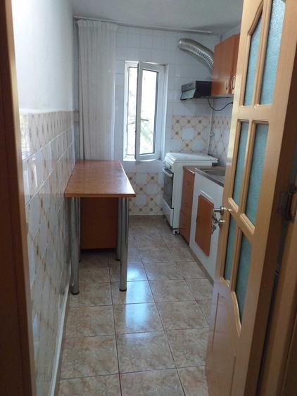 Apartament cu 3 camere semidecomandat în Crâng