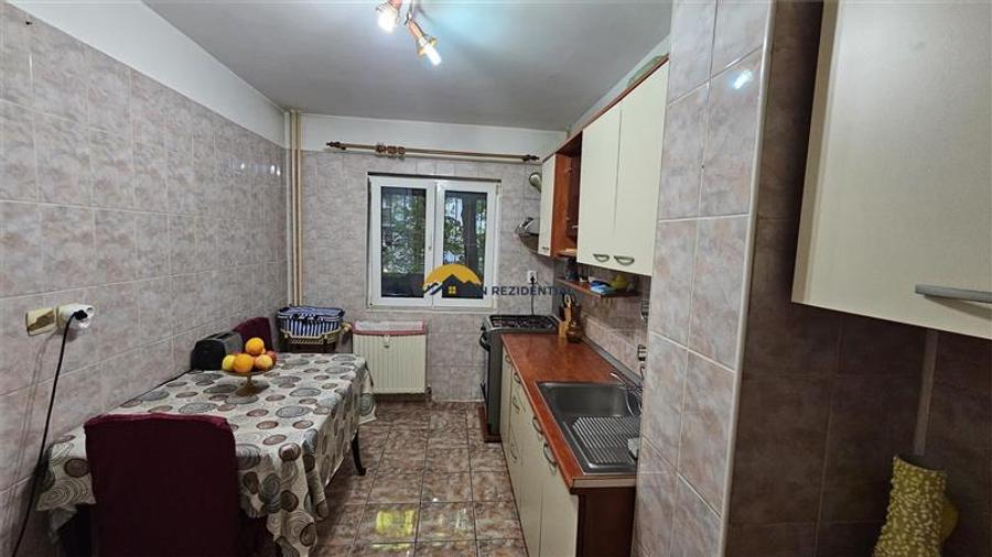Apartament cu 4 camere semidecomandat, mobilat în Berceni