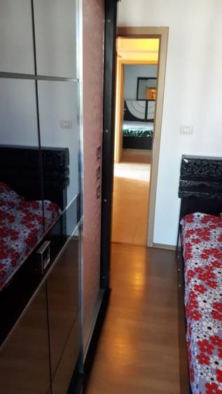 Apartament cu 3 camere decomandat în Girocului