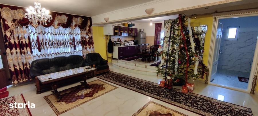 Casă cu 5 camere cu Teren 2000 Mp în Central