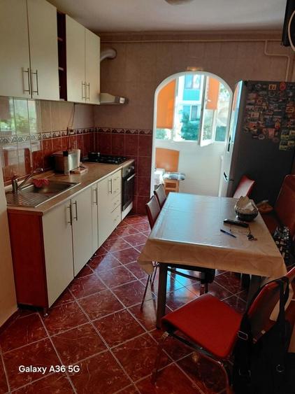 Apartament cu 3 camere decomandat în Exterior Vest