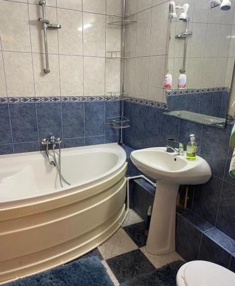 Apartament cu 3 camere semidecomandat, mobilat în Tineretului
