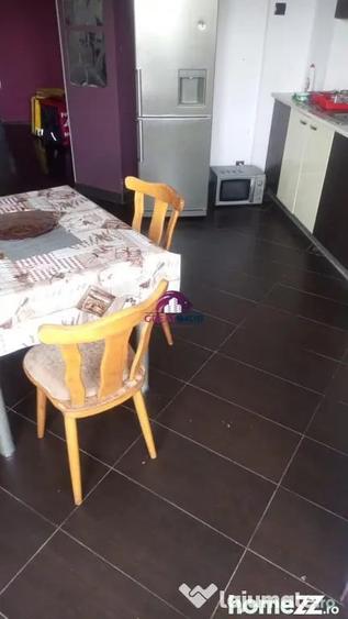 Apartament cu 3 camere semidecomandat în Obor