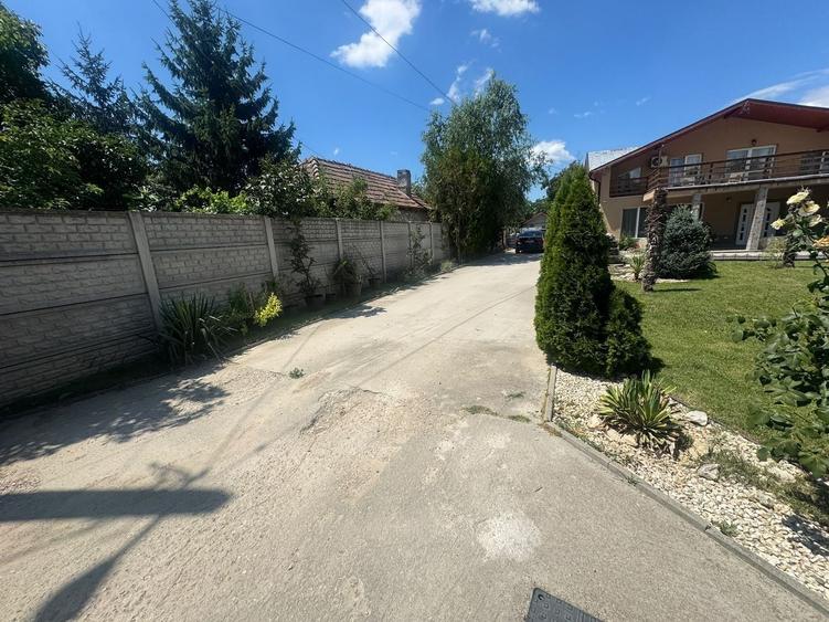 Casă individuală cu 9 camere cu Canalizare în Periș