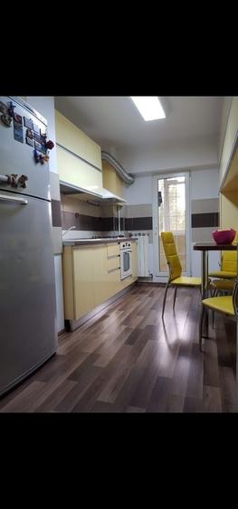 Apartament cu 3 camere semidecomandat în Colentina